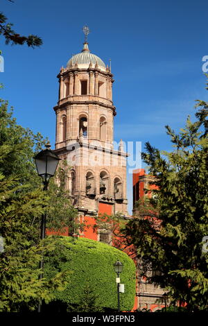 Zenea giardino. Jardin Zenea e il Tempio di San Francisco in Santiago de Querétaro, Qro, Messico. Foto Stock