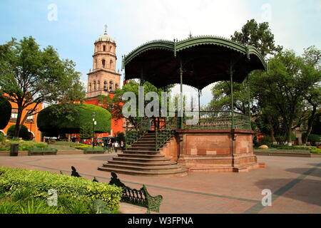 Zenea giardino. Jardin Zenea e il Tempio di San Francisco in Santiago de Querétaro, Qro, Messico. Foto Stock