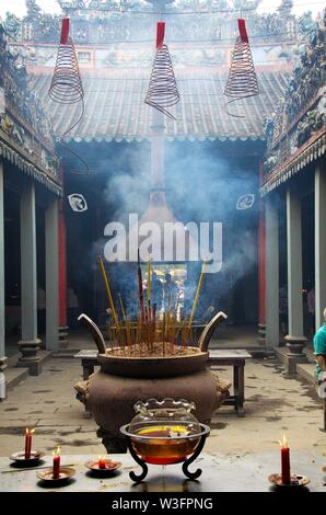 La città di HO CHI MINH, VIETNAM - gennaio 5. 2015: vista sulla corte buddista di Tempio cinese con pentola fumante e bastoncini di incenso Foto Stock