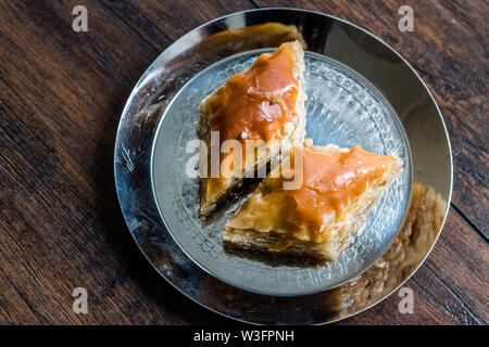 Il Baklava / casalinga stile Azerbajian con noci in lastra d'argento / Pakhlava / Baklawa. Dolce tradizionale. Foto Stock