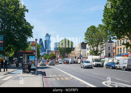 Whitechapel Road, East London UK, guardando ad ovest verso la città di Londra Foto Stock