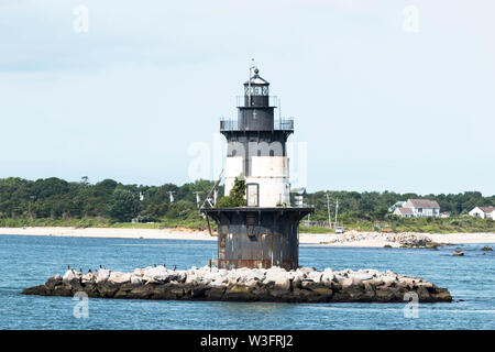 Orientare il punto di vista è dietro l'Orient Point lighthouse in corrispondenza del punto dove il Long Island Sound e Peconic Bay si incontrano. Foto Stock