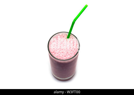 Vista superiore del vetro con il frullato fragole isolato su sfondo bianco Foto Stock