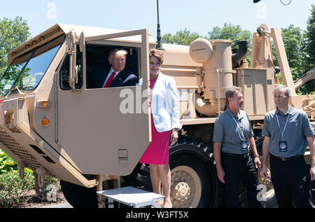 Luglio 15, 2019 - Washington, DC, Stati Uniti: il Presidente degli Stati Uniti, Trump parla con Lockheed Martin presidentessa, presidente e chief executive officer Marillyn Adams Hewson a bordo di un THAAD (terminale ad alta area Altitudine Difesa) lanciamissili sul display alla terza edizione Made in America Prodotti in Vetrina alla Casa Bianca. Credito: Chris Kleponis/Piscina via CNP | Utilizzo di tutto il mondo Foto Stock