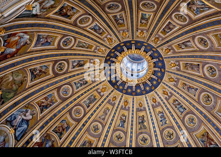 La cupola della Basilica di San Pietro e la Città del Vaticano, Roma, lazio, Italy Foto Stock