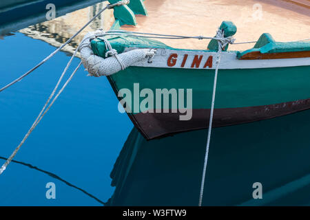Il nome Gina su una piccola barca da pesca Foto Stock