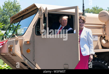 Luglio 15, 2019 - Washington, DC, Stati Uniti: il Presidente degli Stati Uniti, Trump parla con Lockheed Martin presidentessa, presidente e chief executive officer Marillyn Adams Hewson a bordo di un THAAD (terminale ad alta area Altitudine Difesa) lanciamissili sul display alla terza edizione Made in America Prodotti in Vetrina alla Casa Bianca.Credit: Chris Kleponis/Piscina via CNP /MediaPunch Foto Stock