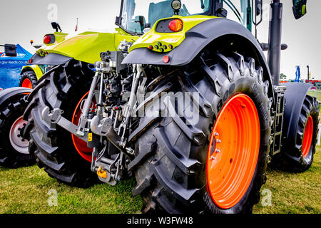 Moderni Trattori agricoli e macchine agricole a una fiera di paese e spettacolo agricolo nel Leicestershire .UK Foto Stock