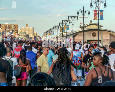 New York, Stati Uniti d'America - 13 Giugno 2016 - Le persone godono nel mare di Coney Island Foto Stock