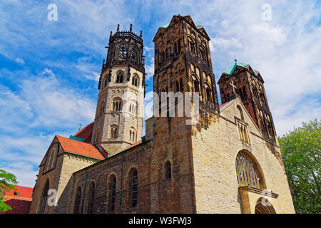 Famosa San Ludgeri chiesa cattolica di Muenster, Germania contro il cielo blu Foto Stock