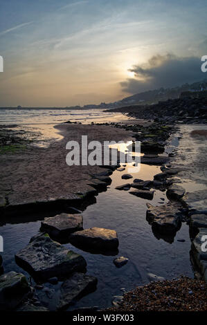 UK,Dorset,Lyme Regis,Chiesa spiaggia tramonto Foto Stock
