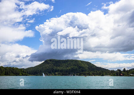 Cielo nuvoloso su Faaker See in Ausrian Alpi, regione della Carinzia Foto Stock