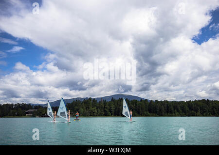 Cielo nuvoloso su Faaker See in Ausrian Alpi, regione della Carinzia Foto Stock