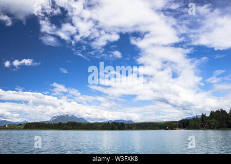 Cielo nuvoloso su Faaker See in Ausrian Alpi, regione della Carinzia Foto Stock