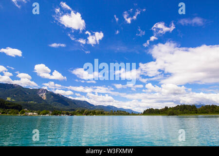 Cielo nuvoloso su Faaker See in Ausrian Alpi, regione della Carinzia Foto Stock