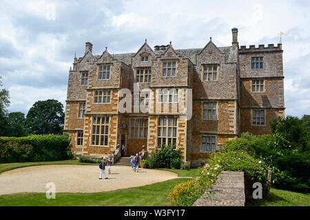 Vista di Chastleton House e giardino da St Mary's sagrato. Chastleton, Moreton-in-Marsh, Gloucestershire, Inghilterra, Regno Unito. Cotswolds Foto Stock