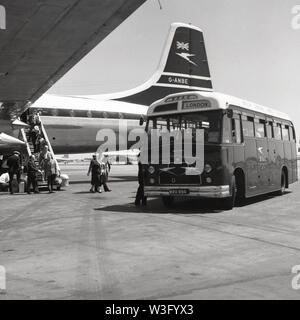 Degli anni Cinquanta, Aeroporto di Londra. Foto storiche, BOAC un bus navetta vi attende accanto alla pista da parte dell'aeromobile per raccogliere i passeggeri per portarle in città, Inghilterra, Regno Unito. Foto Stock