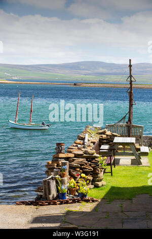 Una casa con un mare giardino frontale in Stromness, isole Orcadi Scozia, Regno Unito. Foto Stock