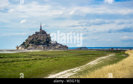 Remote vista panoramica di Mont Saint Michel, costa della Normandia landmark, Francia Foto Stock