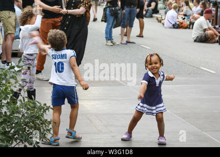 I ragazzi ballare nelle strade di Hakaniemi a Kallio Block Party a Helsinki in Finlandia Foto Stock