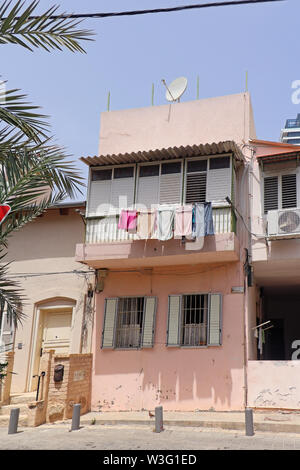 Vecchia casa finestre sulla facciata sbiadito in Israele Foto Stock