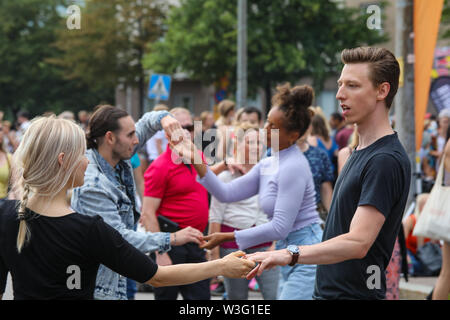 Coppie danzanti per le strade di Hakaniemi a Kallio Block Party a Helsinki in Finlandia Foto Stock