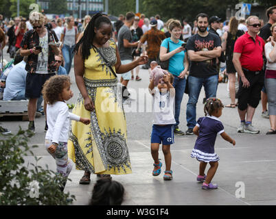 La gente ballare nelle strade di Hakaniemi a Kallio Block Party 2018 a Helsinki in Finlandia Foto Stock