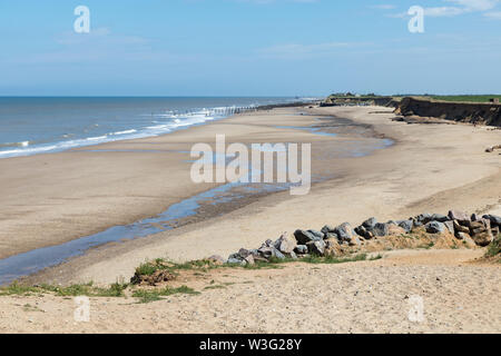 Sulla costa e alla spiaggia di Happisburgh, Norfolk, Inghilterra Foto Stock