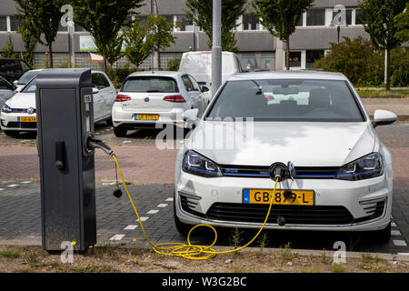 Zaandam Niederlande, Elektrofahrzeuge, un Ladestationen, Fahrzeuge der Stadtverwaltung, VW Golf E-Auto, des Umweltamts, Foto Stock