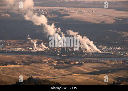 I vapori e i fumi dal Clearwater cartiera sul fiume in Lewiston, Idaho Foto Stock