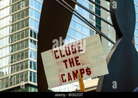 Downtown, Chicago-July 13, 2019: protesta contro il ghiaccio e doganali e di pattuglia di confine nei centri di detenzione. Foto Stock