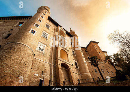 Palazzo Ducale di Urbino, Marche, Italia. Architettura Rinascimentale di sunrise Foto Stock