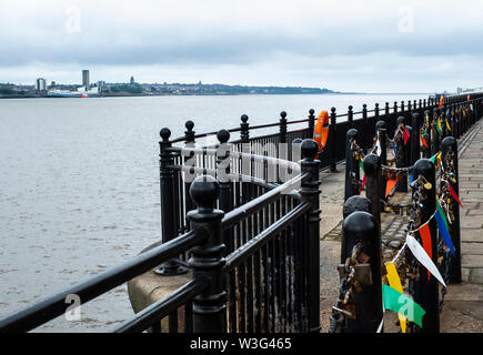 Migliaia di amore si blocca attaccato al metallo promenade ostacoli accanto al fiume Mersey presso il Royal Albert Dock, Liverpool, Regno Unito Foto Stock