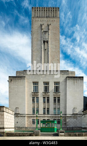 George's Dock ventilazione e la stazione di controllo per il Mersey tunnel stradale in Liverpool, UK. Grande design Art Deco con stilizzata obelisco al centro Foto Stock