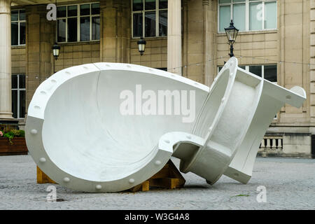 'Il cenotafio', Biennale di Liverpool 2018 scultura di Holly Hendry in bandiere Exchange Square, Liverpool (UK), realizzato in vetro cemento armato (GRC). Foto Stock