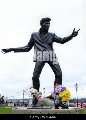 Statua di bronzo di Billy Fury da Tom Murphy, eretto nel 2003 in Albert Dock, Liverpool, Regno Unito Foto Stock