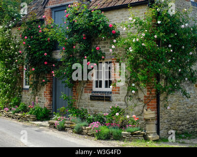 Piccolo cottage locale-based business nel villaggio di Lacock, Wiltshire (UK) Foto Stock
