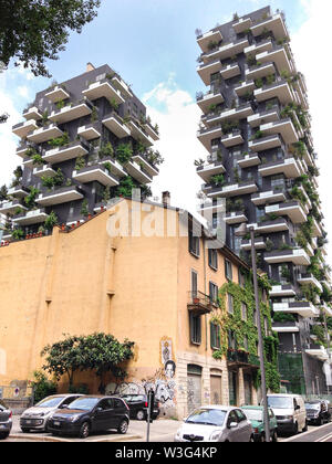 Vista di gemelli di grattacieli e una vecchia casa in un quartiere di Milano Foto Stock