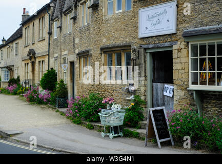 Fila di case nel villaggio di Lacock, Wiltshire, Regno Unito Foto Stock