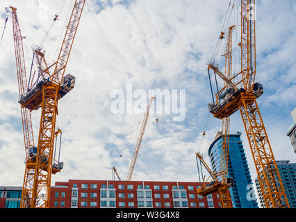 MONTREAL, Quebec, Canada - 17 giugno 2018: più gru sono impostati in centro per un grande progetto di costruzione. Foto Stock