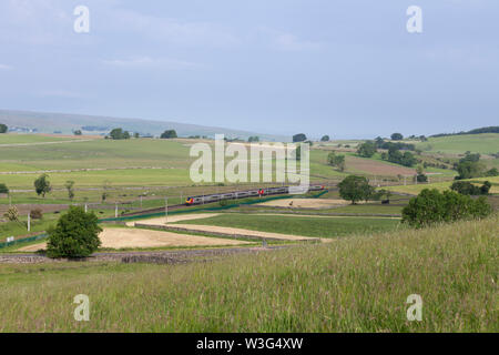 2 Vergine classe voyager 221 treni diesel passando Shap sulla costa ovest mainline in Cumbria Foto Stock