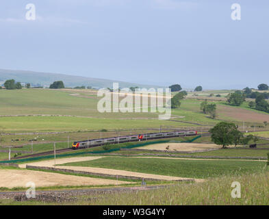 2 Vergine classe voyager 221 treni diesel passando Shap sulla costa ovest mainline in Cumbria Foto Stock