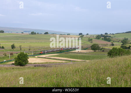 2 Vergine classe voyager 221 treni diesel passando Shap sulla costa ovest mainline in Cumbria Foto Stock