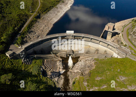 La diga Monar in Glen Strathfarrar, Highland scozzesi. La prima doppia curvatura arch diga costruita in Gran Bretagna nel 1963. Foto Stock