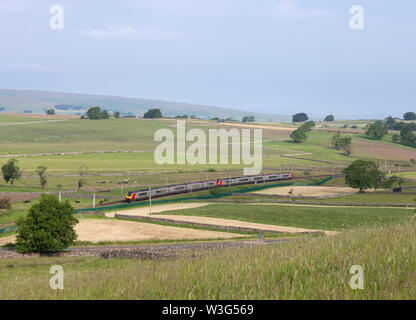 2 Vergine classe voyager 221 treni diesel passando Shap sulla costa ovest mainline in Cumbria Foto Stock