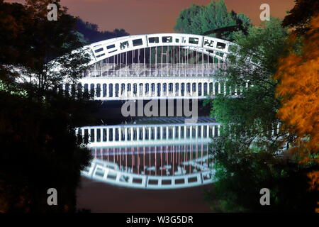 Riflessioni di un acquedotto vittoriano a Stanley Marina a Wakefield che fu costruito tra il 1836 e il 1839 ed è uno dei primi attraverso ponti ad arco. Foto Stock