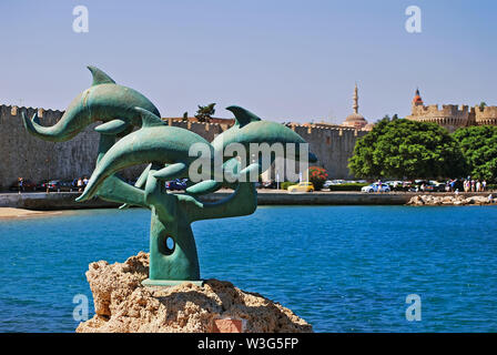 RHODES, Grecia - Maggio 2010: Dolphin statua presso la spiaggia di Kolona porto al di fuori della Città Vecchia nella città di Rodi, Grecia. Foto Stock