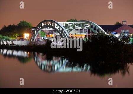 Riflessioni di un acquedotto vittoriano a Stanley Marina a Wakefield che fu costruito tra il 1836 e il 1839 ed è uno dei primi attraverso ponti ad arco. Foto Stock