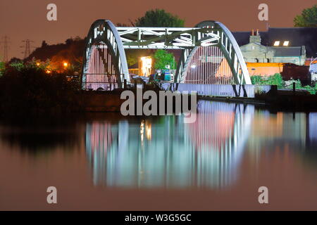 Riflessioni di un acquedotto vittoriano a Stanley Marina a Wakefield che fu costruito tra il 1836 e il 1839 ed è uno dei primi attraverso ponti ad arco. Foto Stock