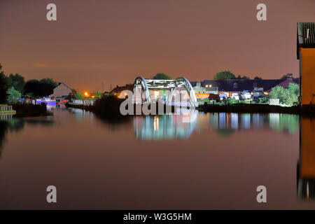 Riflessioni di un acquedotto vittoriano a Stanley Marina a Wakefield che fu costruito tra il 1836 e il 1839 ed è uno dei primi attraverso ponti ad arco. Foto Stock